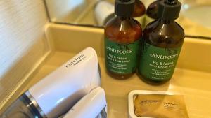 Dos botellas de vino sobre un mostrador junto a un cuchillo. en ANA Crowne Plaza Hotel Kushiro by IHG, en Kushiro 96 fotos más