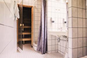 Hotel Seurahuone في كوكولا: حمام مع حوض ودش +24 صورة