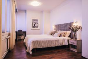 Hotel Seurahuone في كوكولا: غرفة نوم بها سرير وطاولة وكرسي