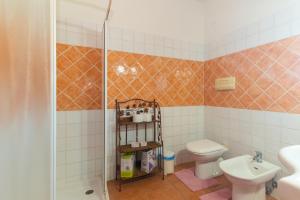 um banheiro com vaso sanitário, pia e chuveiro em Pupureddu con Terrazza ad Olbia em Olbia mais 12 fotografias