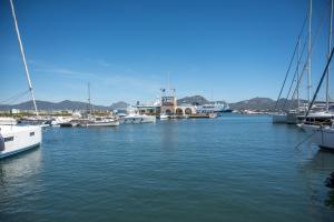 um grupo de barcos atracados em um porto em Pupureddu con Terrazza ad Olbia em Olbia