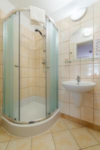 un baño con ducha y lavabo en Dom Pracy Twórczej, en Gryfice
