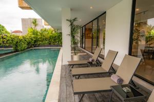 ein Bild eines Swimmingpools in einer Villa in der Unterkunft Sunny Aparts 1 by Betterplace in Canggu