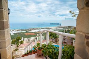 un balcón con vista al mar en Elia, en Kavoúsion