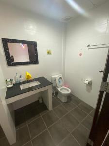 ein Badezimmer mit Waschbecken und Toilette in der Unterkunft Baan Rungrojn HuaHin in Hua Hin + 12 Fotos