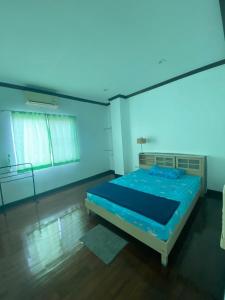 ein Schlafzimmer mit einem Bett in einem blauen Zimmer in der Unterkunft Baan Rungrojn HuaHin in Hua Hin