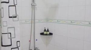 two bottles of wine sitting on a shelf in a bathroom at Beret B & B in Tengchong +251 photos