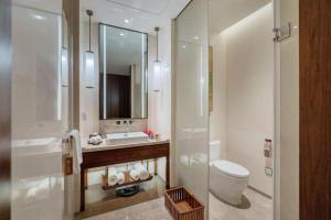 a bathroom with a sink and a toilet and a mirror at Pingtian Bandao Hotel in Pai-sha-p'u +283 photos