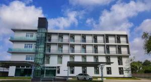 a white building with a car parked in front of it at River Residence Saraburi Hotel in Ban Kok (1)
