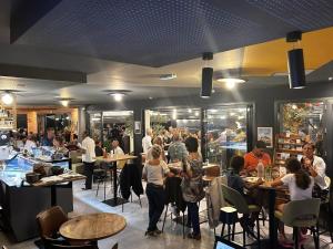 En restaurant eller et andet spisested på Camping 3 étoiles - Piscine - ccbca0i
