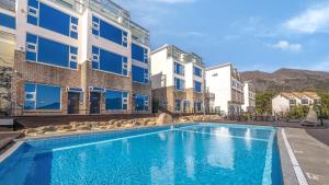 een zwembad voor een gebouw bij Geoje Badageurigo Pension in Geoje 