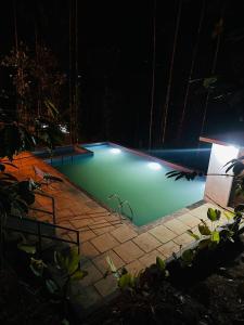 Swimmingpoolen hos eller tæt på SURAAS Homestay Vythiri