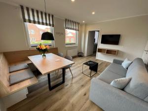 于斯德Dünen Lodge 4的客厅里有一张沙发和一张桌子。