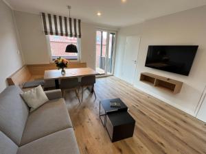 于斯德Dünen Lodge 3的客厅里有一张沙发和一张桌子。