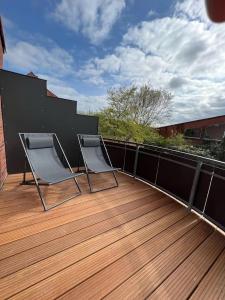 于斯德Dünen Lodge 3的木甲板上两把椅子