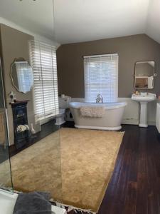 Ένα μπάνιο στο Blythe Cottage