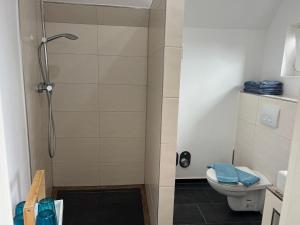 Et badeværelse på Strandhaus Rose Apartement 31 + 4 billeder