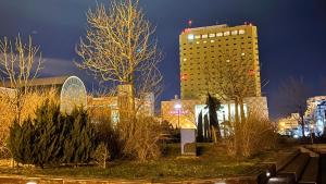 un edificio alto en una ciudad por la noche en ANA Crowne Plaza Hotel Kushiro by IHG, en Kushiro