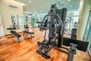 Centrul de fitness și/sau facilități de fitness de la Family Luxury Condo with Slides near Legoland, Medini Signature by KidsCastle