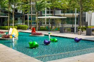 Piscina de la sau aproape de Family Luxury Condo with Slides near Legoland, Medini Signature by KidsCastle