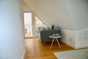 于斯德Strandhaus Rose的客厅里有一张沙发和一张桌子。