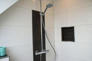 于斯德Strandhaus Rose的浴室里有淋浴喷头的淋浴