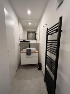 Un pat sau paturi într-o cameră la Dünen Lodge 2