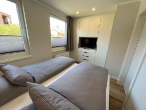 Un televizor și/sau centru de divertisment la Dünen Lodge 2