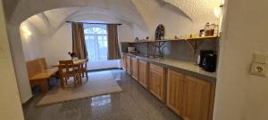 Una cocina con una mesa y un comedor. en ALTSTADT-Apartmenthaus BOGENSPERGER, en Braunau am Inn 24 fotos más