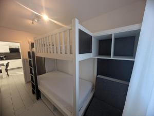 Letto a castello bianco in camera di Strandhaus Rose a Juist