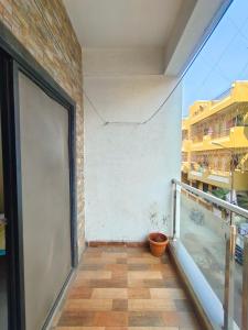 uma varanda com uma grande porta de vidro num edifício em Shree Sairam Pg em Pune