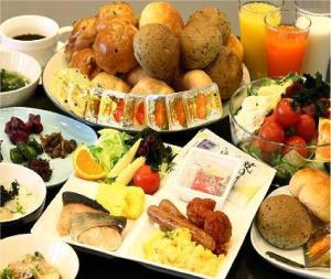 ein Tisch mit vielen Teller Essen drauf in der Unterkunft Niigata Park Hotel in Niigata