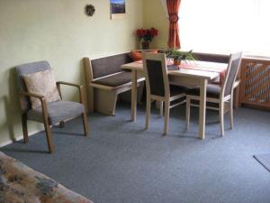 Cette chambre comprend une table à manger et des chaises. dans l'établissement Ferienwohnung Stickler, à Reutte