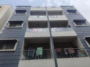 um edifício de apartamentos com roupas penduradas na janela em Shree Sairam Pg em Pune mais 10 fotografias