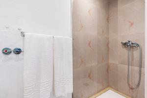 y baño con ducha y toalla blanca. en Estudio Sierra Nevada, en Güéjar-Sierra 16 fotos más