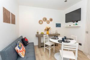 uma sala de estar com um sofá e uma mesa em Msuite em Giarre
