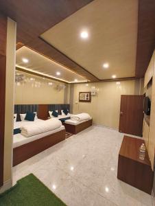 Una cama o camas en una habitación de Raja Palace