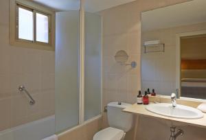 Un baño con inodoro, lavabo y ducha. en iStay by NH Zaragoza Sport Hotel, en Zaragoza 16 fotos más