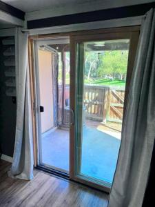 Bazén v ubytování Cozy Room with Private Entrance and Patio near Denver nebo v jeho okolí