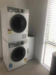 zwei Mikrowellen übereinander in einem Raum gestapelt in der Unterkunft Country Cottage Centrally Located in Tauwhare + 1 Foto