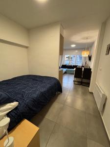 a bedroom with a bed and a living room at Cuca roses in Roses