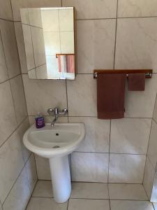 een badkamer met een wastafel en een spiegel bij Infinity farm in Riversdale +12 foto's