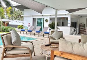 Swimmingpoolen hos eller tæt på Tropical 3BR Private Pool Jungle Home Villa