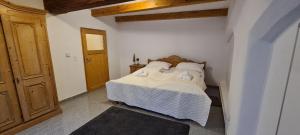 Un dormitorio con una cama en la esquina de una habitación. en ALTSTADT-Apartmenthaus BOGENSPERGER, en Braunau am Inn