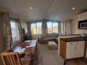 Køkken eller tekøkken på Relax By The Coast - Spacious 6-sleeper Caravan