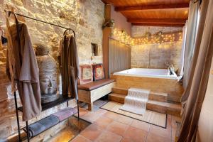 un baño con bañera y una estatua. en Apulia Luxury House, en Toritto