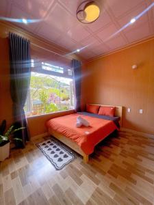 Ένα ή περισσότερα κρεβάτια σε δωμάτιο στο Nhà nắng xinh