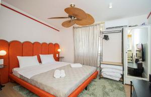 Una cama o camas en una habitación de Chic Studio near Fabrika-By Wehost 49 fotos más