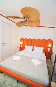 Una cama o camas en una habitación de Chic Studio near Fabrika-By Wehost