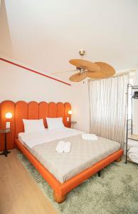 Una cama o camas en una habitación de Chic Studio near Fabrika-By Wehost